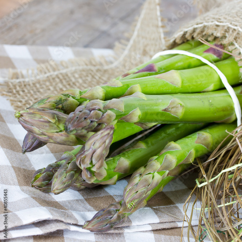 Foto: grüner Spargel gebunden grüner Spargel gebunden