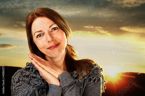 Foto: friendly smiling woman in the sunrise friendly smiling woman in the sunrise