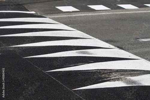 Photo: Signalisation horizontale de ralentisseur Signalisation horizontale de ralentisseur