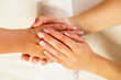 therapeutin massiert die hand einer frau horizontal