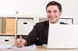Jurastudent lernt mit Laptop