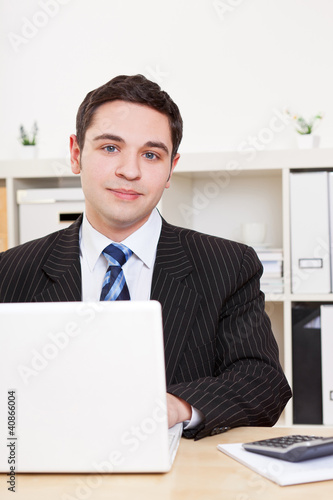 Foto: Jurastudent am Laptop Jurastudent am Laptop