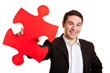 Geschäftsmann hält Puzzleteil