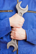 Arbeiter hält Doppelmaulschlüssel