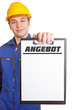 Handwerker hält Klemmbrett