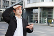 Manager navigiert mit Smartphone