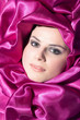 Beauty Frau in magenta farbenem Satin eingehüllt Beauty Frau in magenta farbenem Satin eingehüllt
