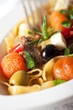 Nudeln mit Tomaten und Oliven
