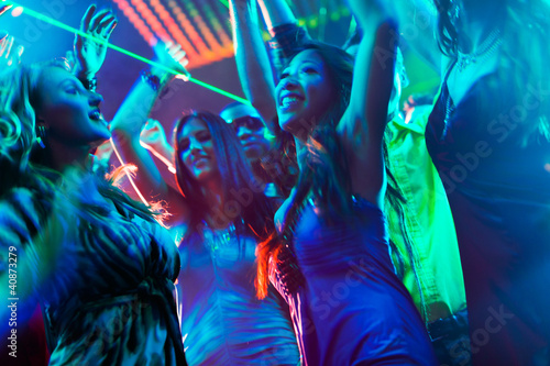 Foto: Party people dancing in disco or club Party people dancing in disco or club