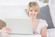 junge blonde frau mit laptop