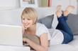 frau mit laptop auf dem sofa