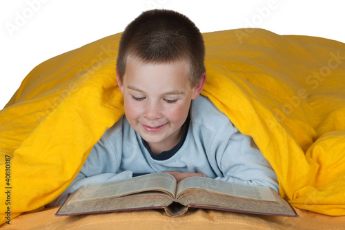 Photo: Kind (Junge) im Bett beim Lesen Kind (Junge) im Bett beim Lesen