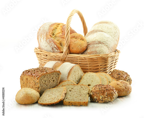 Foto: Composition with bread and rolls isolated on white Composition with bread and rolls isolated on white