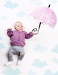 Photo: Baby fliegt mit Sonnenschirm Baby fliegt mit Sonnenschirm