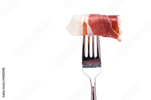 Photo: Parmaschinken mit Honigmelone auf einer Gabel Parmaschinken mit Honigmelone auf einer Gabel