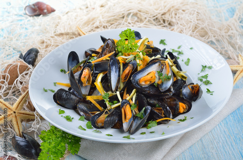 Foto: Frische Muscheln mit Limettensoße und Gemüsestreifen Frische Muscheln mit Limettensoße und Gemüsestreifen