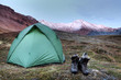 Zelt und Wanderschuhe vor dem Sonnenaufgang Zelt und Wanderschuhe vor dem Sonnenaufgang