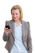 Junge moderne Frau mit einem Smartphone in der Hand