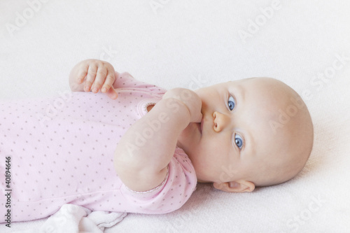 Photo: Baby beim Daumennuckeln lernen Baby beim Daumennuckeln lernen