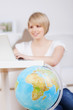 frau bucht eine reise am laptop