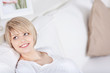 blonde frau schaut nach oben