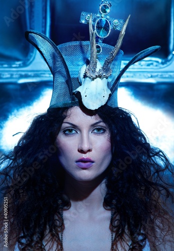 Foto: Woman in conceptual hat portrait. Woman in conceptual hat portrait.