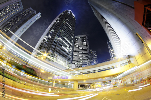 Foto: City. Hong Kong Night. Skyscrapers with traffic lights trails. City. Hong Kong Night. Skyscrapers with traffic lights trails.