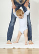 Foto: baby lernt laufen baby lernt laufen