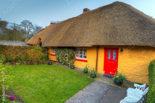 Foto: Traditional cottage house in Adare, Co. Limerick, Ireland Traditional cottage house in Adare, Co. Limerick, Ireland