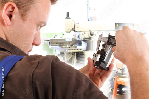 Photo: Junger Mann in der Industrie Junger Mann in der Industrie