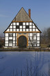 Fachwerkhaus am zugefrorenen Teich