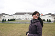 Frau vor dem berliner Schloss Bellevue