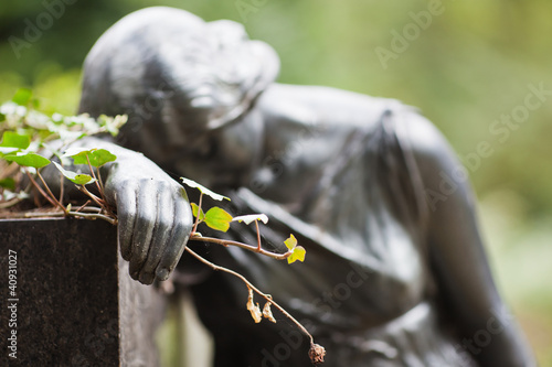 Foto: träumende Frauenskulptur mit Rose in der Hand träumende Frauenskulptur mit Rose in der Hand