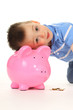 Kind mit Sparschwein
