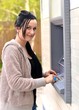femme avec ATM