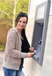 femme avec ATM