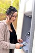 femme avec ATM