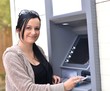 femme avec ATM