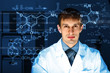 mladý chemik pracující v laboratoři