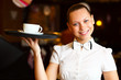 Foto: Portrait of young waitress holding a tray Portrait of young waitress holding a tray