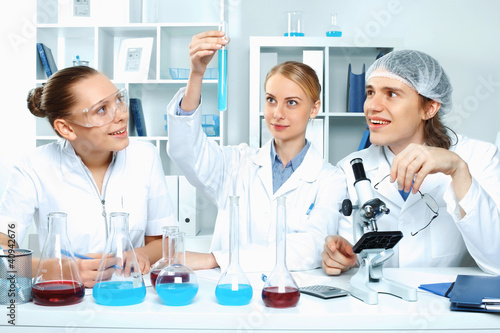 Foto: Young scientists working in laboratory Young scientists working in laboratory