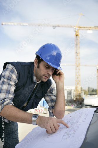Foto: Foreman checking plan Foreman checking plan