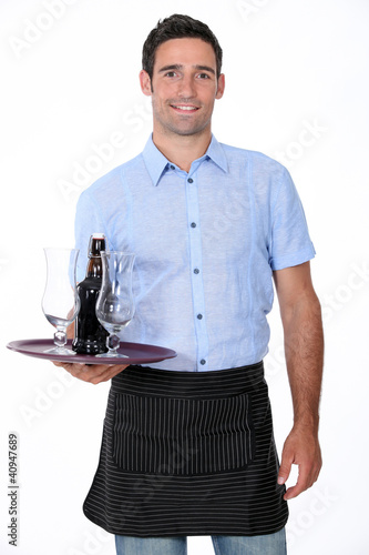 Foto: Waiter with tray and bottle of beer Waiter with tray and bottle of beer