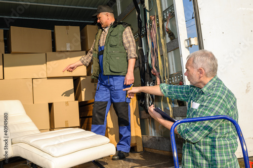 Foto: Two mover load van with furniture boxes Two mover load van with furniture boxes