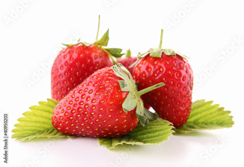 Foto: strawberry and leaf isolated strawberry and leaf isolated