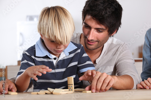 Foto: Father and son playing domino Father and son playing domino