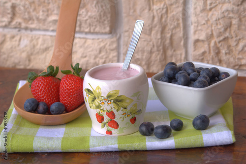Photo: yogurt con frutti di bosco yogurt con frutti di bosco