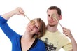 Paerchen mit zwei Kochloeffel vor Auge Paerchen mit zwei Kochloeffel vor Auge