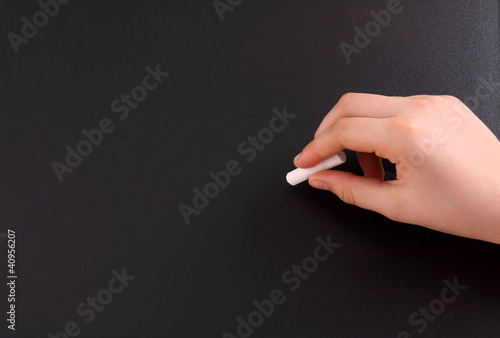 Photo: Hand schreibt an Tafel Hand schreibt an Tafel