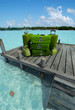 Valises verte sur ponton de bois